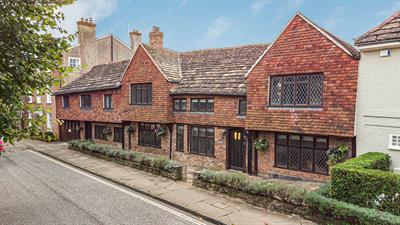 Causeway, Horsham, RH12 1HE